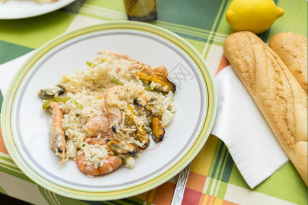 巴伦西亚帕耶拉烹饪海鲜和大米传统的盘子一顿饭图片