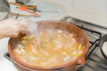 巴伦西亚帕耶拉烹饪海鲜和大米蚌传统的香料图片