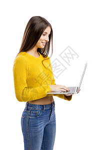 美丽和快乐的女孩用电脑在工作图片