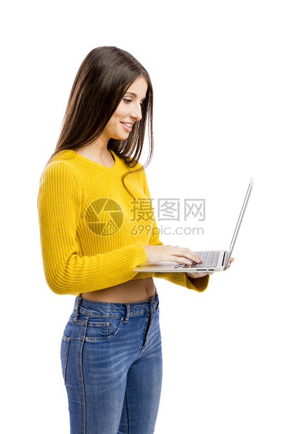 美丽和快乐的女孩用电脑在工作图片