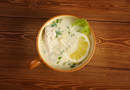 碗阿夫戈莱莫诺Avgolemono或蛋莱蒙地中海配有蛋和柠檬的酱汁汤传统图片