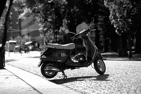 特隆赫姆街道上的黑白轻便摩托车背景特隆赫姆街道上的黑白轻便摩托车背景高清挪威发动机户外图片