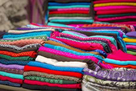 墨西哥SanCristobal市场各种手工艺材料的多彩堆叠销售传统的纪念品图片
