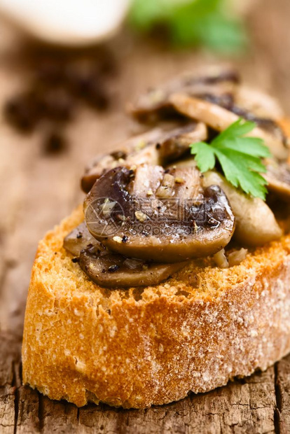 面包上的蘑菇图片