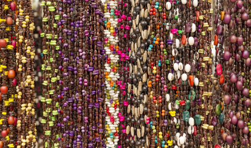 当地的土著本市场多彩珠的字串作为背景模式桑图片
