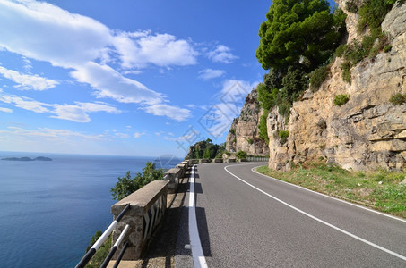 沿意大利阿马尔菲海岸弯曲道路风景摄影意大利沿海旅行图片