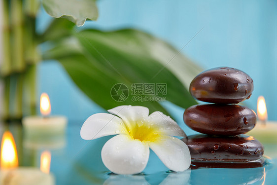 冰与蜡烛石头花和竹子放松的SPA概念结石香气图片