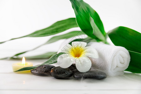 与蜡烛石头花和竹子放松的SPA概念自然油美丽图片
