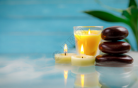 冥想素馨花水与蜡烛石头花和竹子放松的SPA概念图片