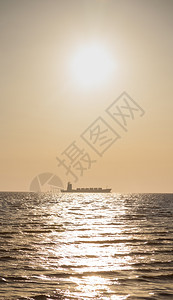 航运暮早上太阳升起船停泊在海面上血管图片