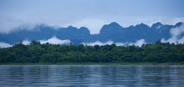 北碧府泰国Kanjanaburi山和河流全景太阳假期图片