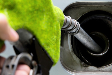 油水平的绿色燃料喷嘴能源概念图片