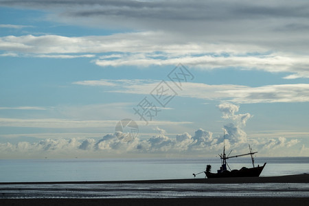 海浪日出传统的早晨海滩上有美丽的云天捕鱼船在海滩上图片