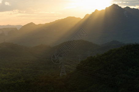 世界阳光从泰国兰邦MaeMohLampang山的上升起南邦太阳图片