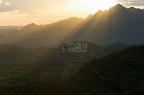 世界阳光从泰国兰邦MaeMohLampang山的上升起南邦太阳图片