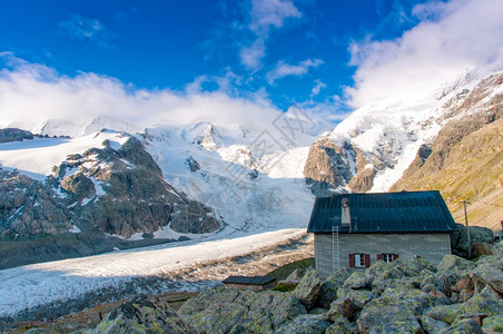冰川上方的高山小屋建造雪夜晚图片
