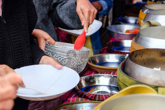 泰国祈祷优点施舍给僧人提供食物图片