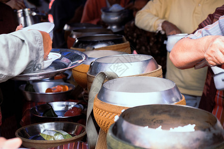 僧侣给予施舍僧人提供食物寺庙图片