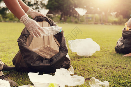目的保护收垃圾塑料在公园打扫干净的手贴近斌图片