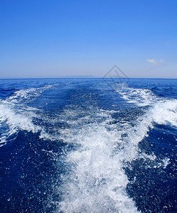 速度在蓝色海的白快艇唤醒速地溅图片