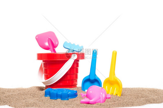 白色的夏天晴儿童在海滩玩具上被白种背景孤立图片
