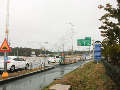 南朝鲜济州岛的交通流量街道勤者队列图片