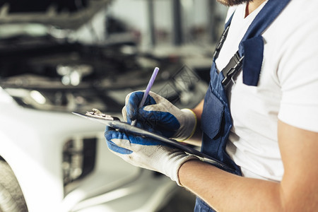 维护油在车库工作的汽修理维服务在车库工作的汽修理服务内部的图片
