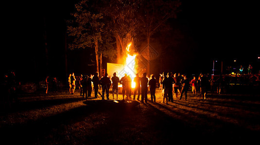 假期晚上篝火会与舞台篝火乐趣团体图片