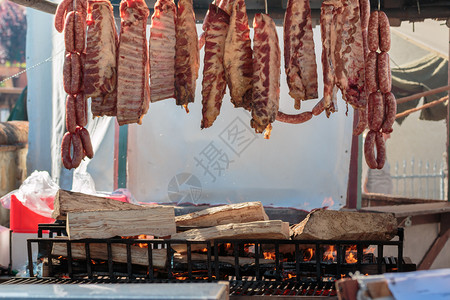 食物野餐户外烤肉猪排和香肠外部图片