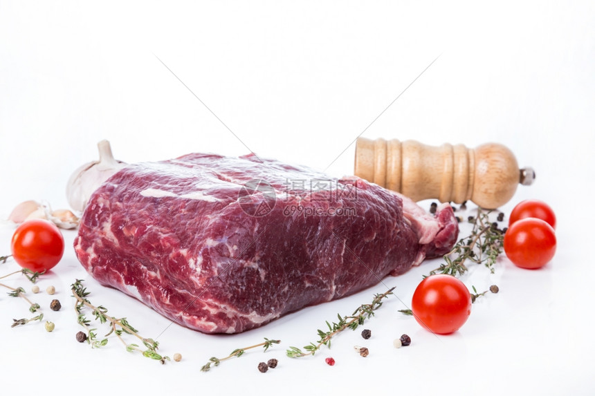 红色的腰部未煮熟肉片白底配香料的鲜肉片服务图片
