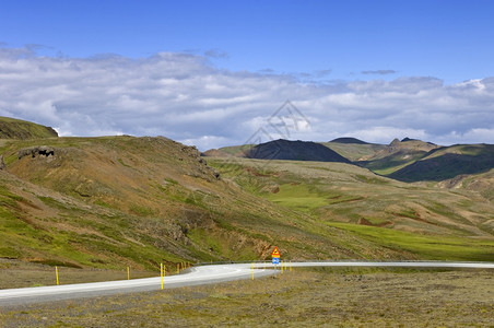 铁环绕冰岛的单条路第一号公穿过休眠火山残骸向南海岸靠近雷克雅未的地方倾斜数字草图片