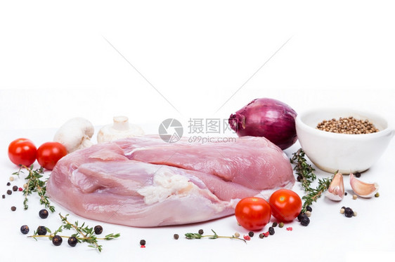 牛肌肉未煮过的生火鸡鱼片在白色背景上供应香料胡椒图片