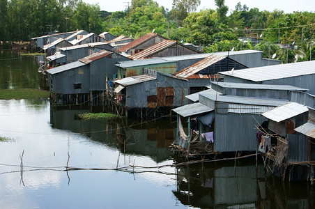家越南的河边住宅区用铁制成的房屋离河岸很近乡图片