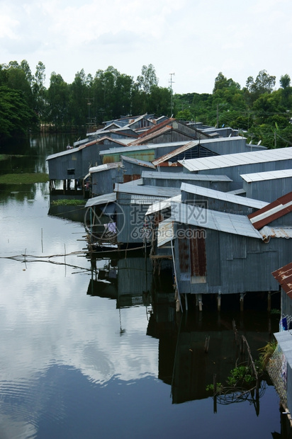 河边的住宅区用铁制成的房屋离河岸很近建筑学流亚洲图片