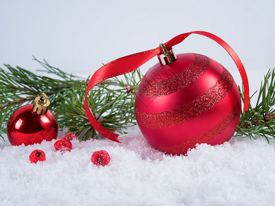 风景优美环境树木红圣诞舞会有丝带在雪上圣诞节和新年日背景图片