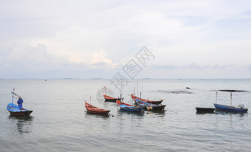 海洋岸黄昏滩附近的小渔船型木制的图片