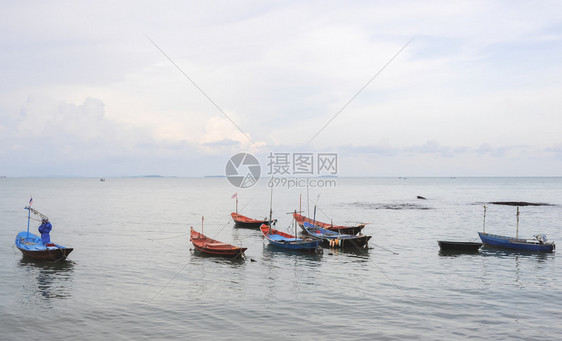 海洋岸黄昏滩附近的小渔船型木制的图片