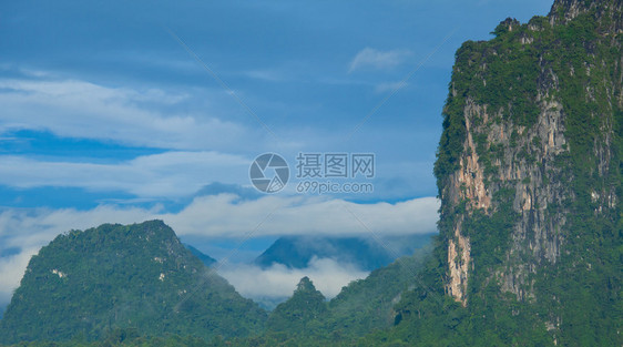 旺亚洲老挝VangVieng山地和蓝天空日落图片