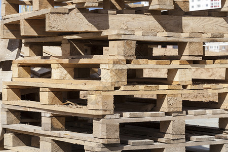 使用旧木制建筑材料的旧木制货盘使用木制货盘后废弃的建造机制关闭老店铺木制图片