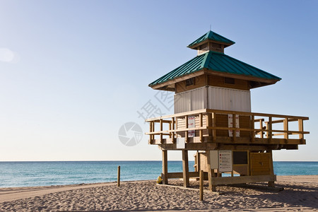 地点天佛罗里达松尼群岛海滩的救生员小屋支撑图片