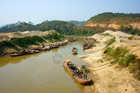 户外工业的南DAKLAKVETNAMFEB82014年在越南达克拉的Daklak河流上的船舶开采沙尘组粒爆炸造成变化流动和环境图片