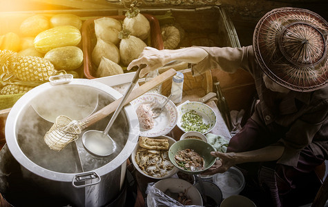 人身体漂浮市场泰国海面在浮动船上做成的油面食品街道图片