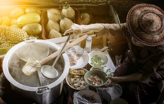 人身体漂浮市场泰国海面在浮动船上做成的油面食品街道图片