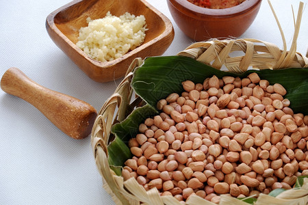 绿色越南吃零食烤花生和红辣椒大蒜盐美味的饮食小吃课程图片