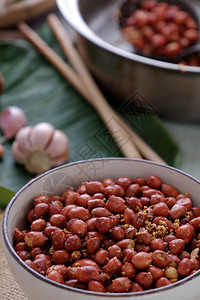 小吃盘子过程越南零食烤花生和红辣椒大蒜盐美味的饮食图片