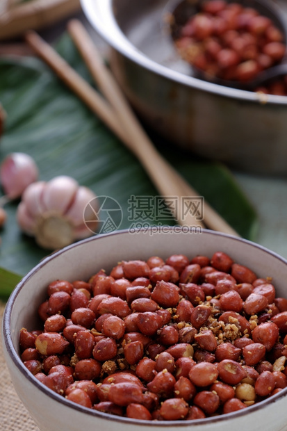 小吃盘子过程越南零食烤花生和红辣椒大蒜盐美味的饮食图片