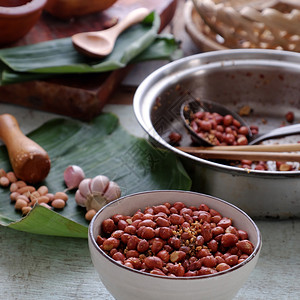 生的制作香料越南吃零食烤花生和红辣椒大蒜盐美味的饮食图片