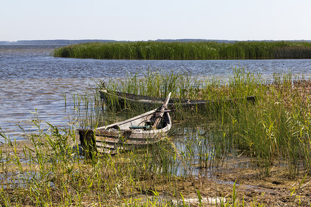 冒险欧洲风景农村旧木船夏季老在湖上封闭运输设施在河上关闭交通图片