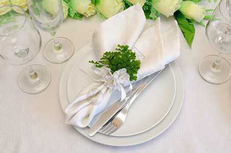 组织婚礼以紫罗兰和丝带提供节庆桌布的一块碎片刀图片
