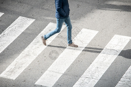 男人横行城市生活中青年男子的高角度视步行走图片